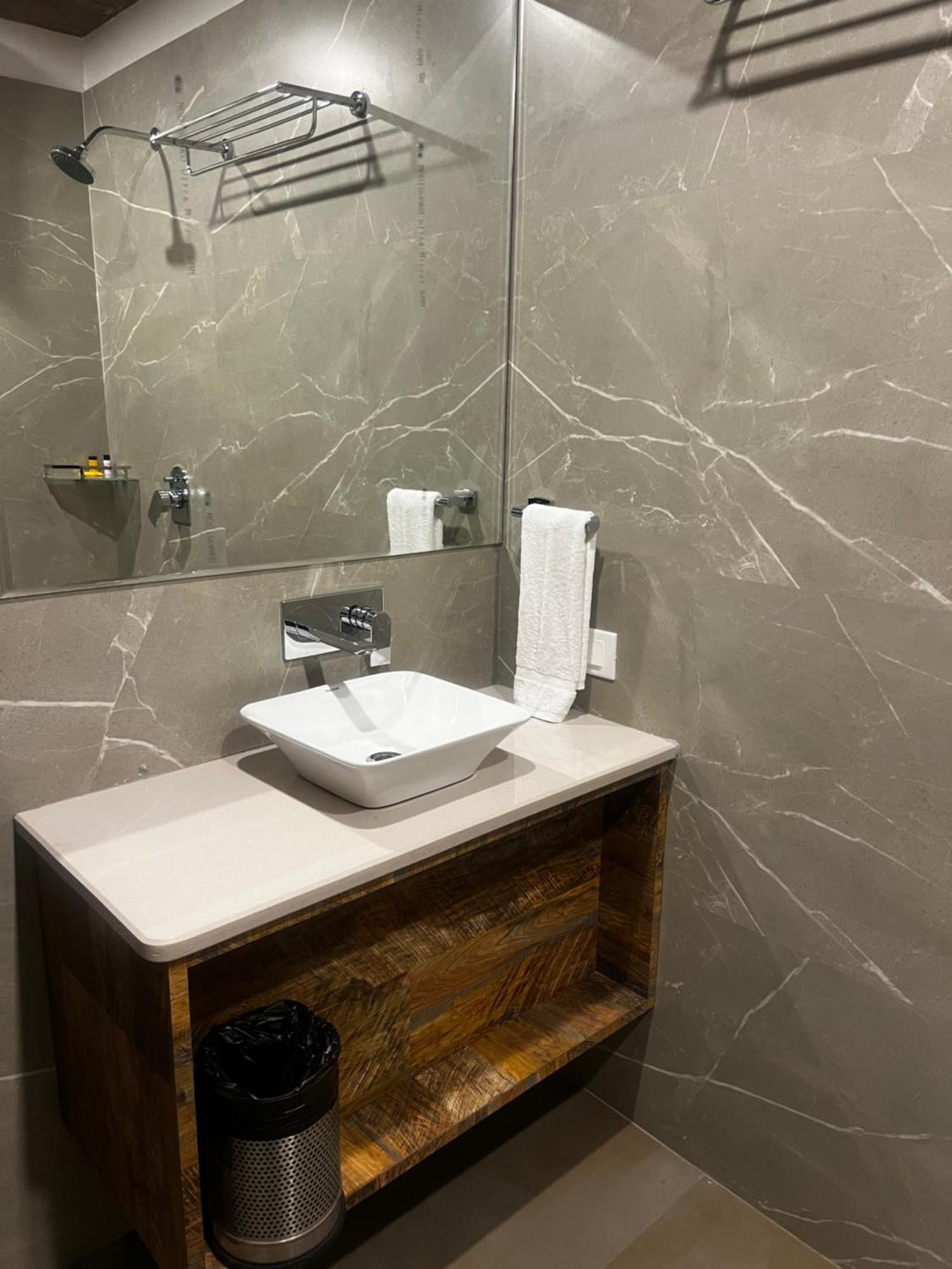 Anaya Retreat Hotel Varanasi Luaran gambar